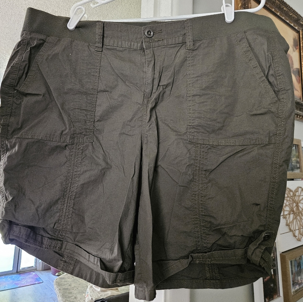 NWT TORRID SZ 22 army green Bermuda shorts